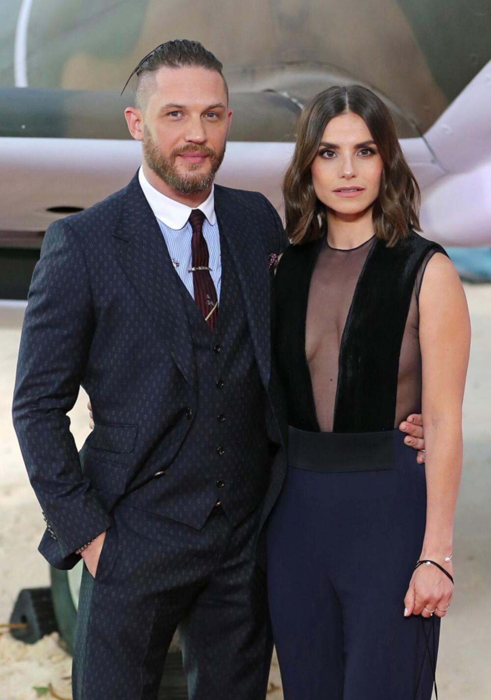 Tom Hardi i Šarlot Rajli na londonskoj premijeri filma 'Dankirk' 2017. godine