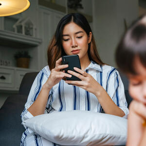 5 stvari koje roditelji "telefonski zombiji" rade nesvesno: Posledice su užasne i mogu da prate decu i u odraslom dobu