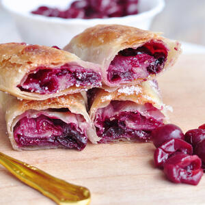 Sočna, slatko-kisela i mekana: Najlepša starinska štrudla s višnjama, jogurtom i grizom koja se topi u ustima