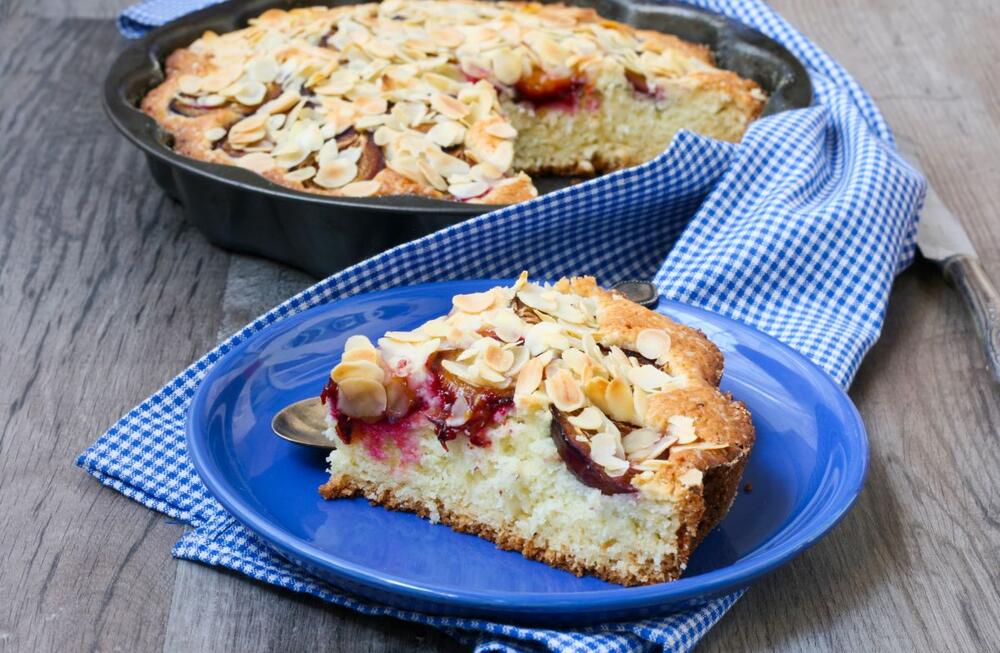 Kolač sa šljivama i bademima topi se u ustima