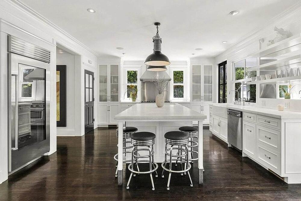 <p>Manekenka i glumica Nina Seničar i njen suprug Džej Elis svili su porodično gnezdo u luksuznoj vili vrednoj 4,5 miliona dolara. Sve je uređeno sa ukusom.</p>