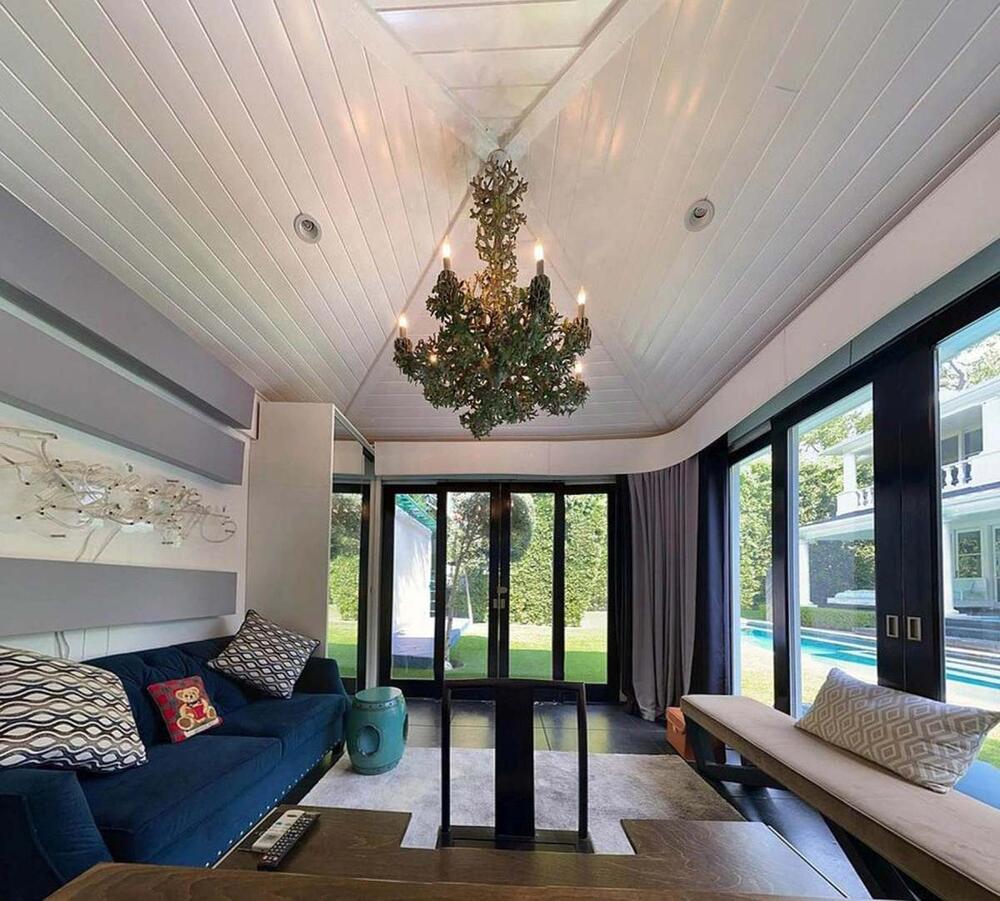 <p>Manekenka i glumica Nina Seničar i njen suprug Džej Elis svili su porodično gnezdo u luksuznoj vili vrednoj 4,5 miliona dolara. Sve je uređeno sa ukusom.</p>