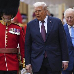 Čin nepoštovanja ili nešto drugo: Zašto je Donald Tramp hodao ispred Čarlsa tokom posete Velikoj Britaniji?