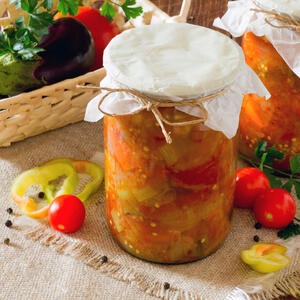 Toliko dobra da nećete stati dok ne vidite dno tegle: Bakin recept za LOVAČKU SALATU (bolja od pinđura i ajvara zajedno)