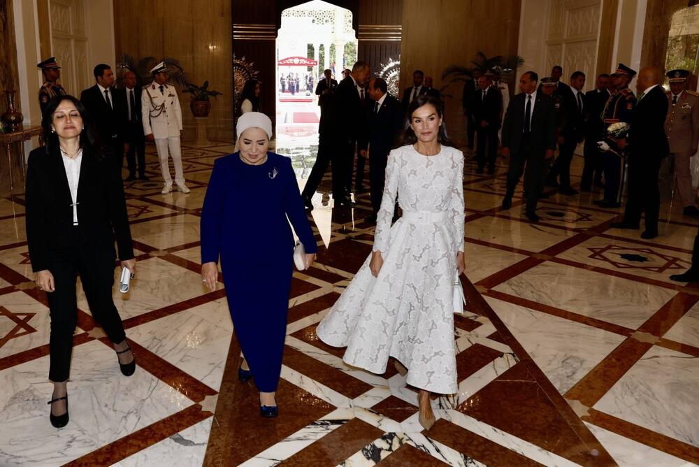 <p>Poznata po istančanom modnom ukusu kraljica Leticija je još jednom uspela da prikaže najbolju verziju sebe i opčini Kairo </p>