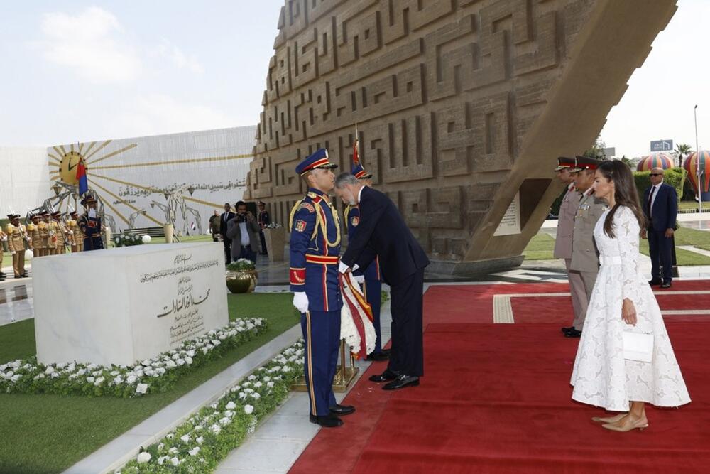 <p>Poznata po istančanom modnom ukusu kraljica Leticija je još jednom uspela da prikaže najbolju verziju sebe i opčini Kairo </p>