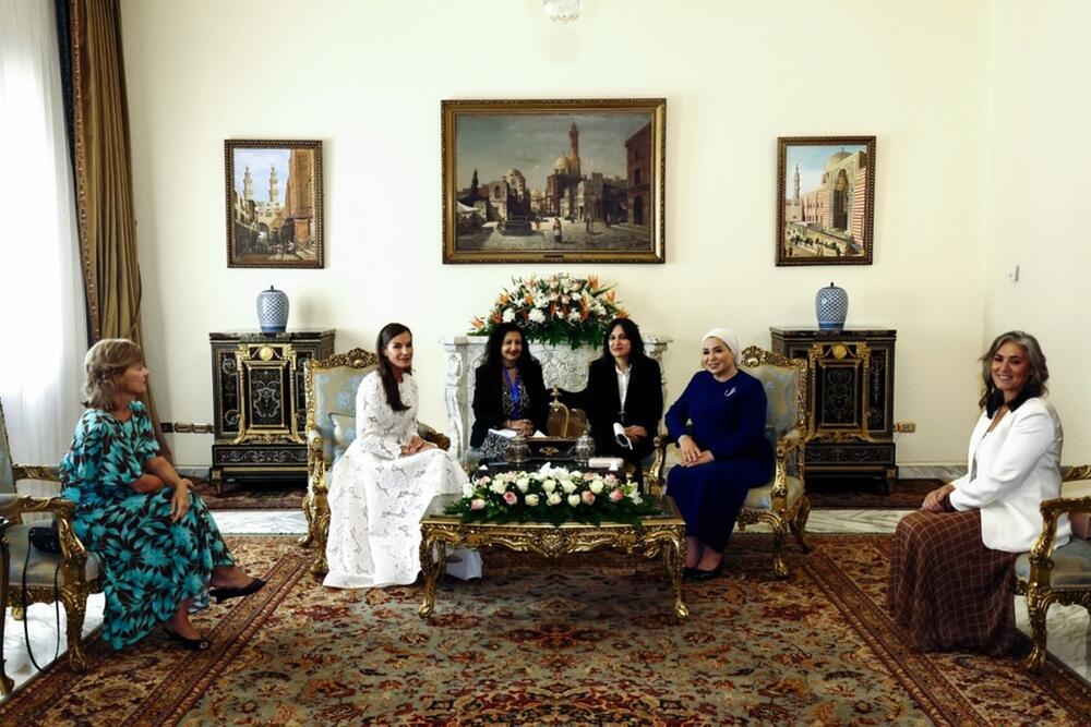 <p>Poznata po istančanom modnom ukusu kraljica Leticija je još jednom uspela da prikaže najbolju verziju sebe i opčini Kairo </p>