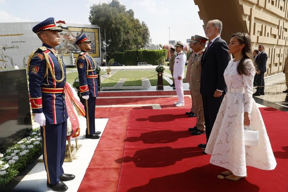 <p>Poznata po istančanom modnom ukusu kraljica Leticija je još jednom uspela da prikaže najbolju verziju sebe i opčini Kairo </p>