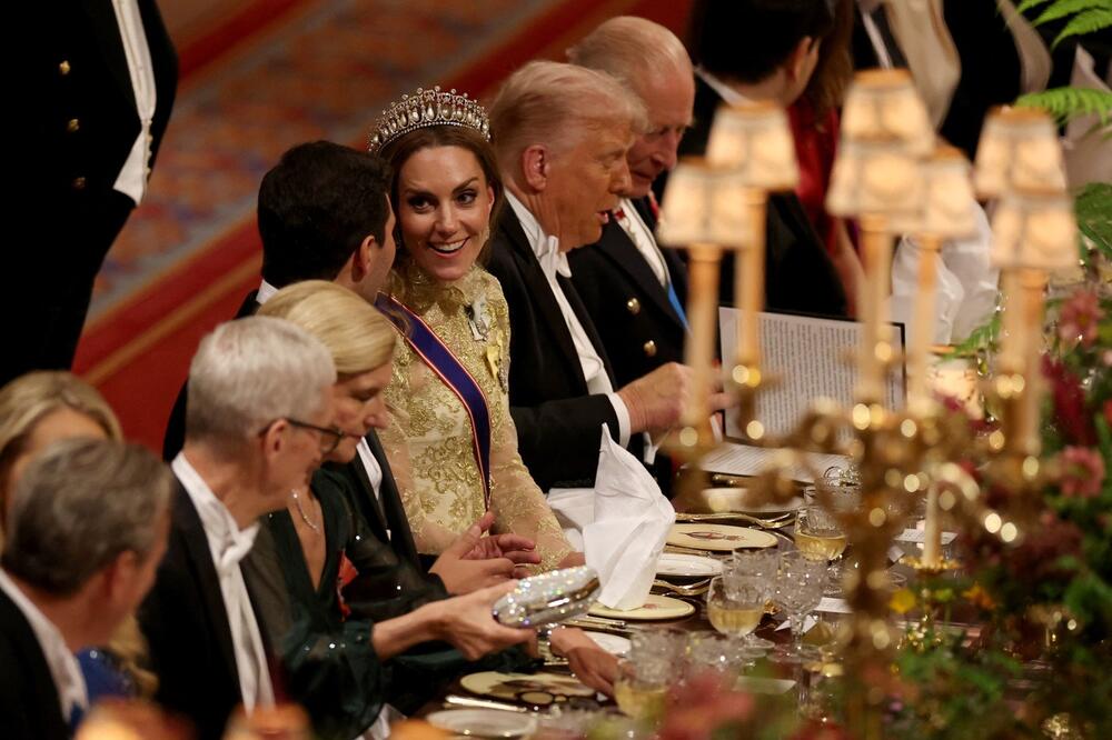 Kejt Midlton u razgovoru s Majklom Bulosom na kraljevskom banketu