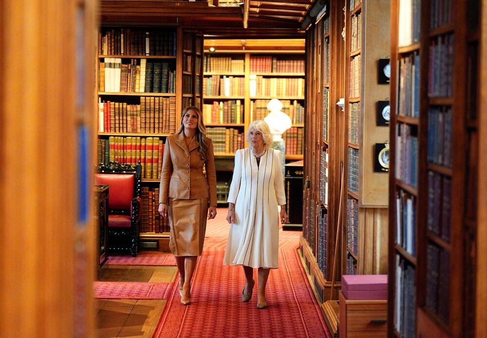 Kraljica-pratilja Kamila i Melanija Tramp u Kraljevskoj biblioteci u zamku Vindzor