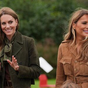 Za trendi izgled kupite bar jednu ovakvu bluzu: Dominiraće 2026. godinom, a spajaju ženstvenost i moć