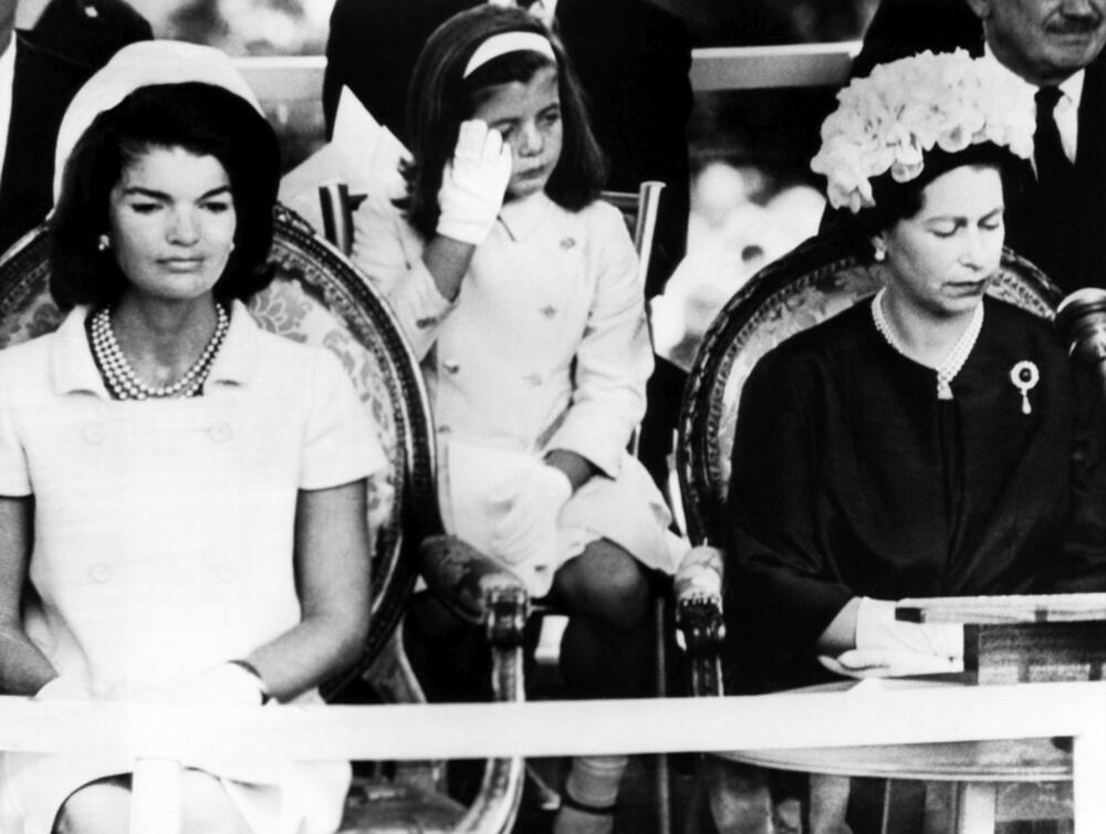 Džeki Kenedi i kraljica Elizabeta II tokom ceremonije u znak sećanja na pokojnog predsednika Kenedija u Ranimidu 1965. godine