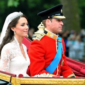Svi su gledali Kejt, a niko nije primetio peh: Elizabeta II našla se u nezgodnoj situaciji na kraljevskom venčanju