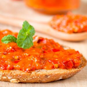 Najbolji recept za ajvar od cepkanih paprika: Fenomenalan dodatak jelima – smazaćete odmah celu teglu