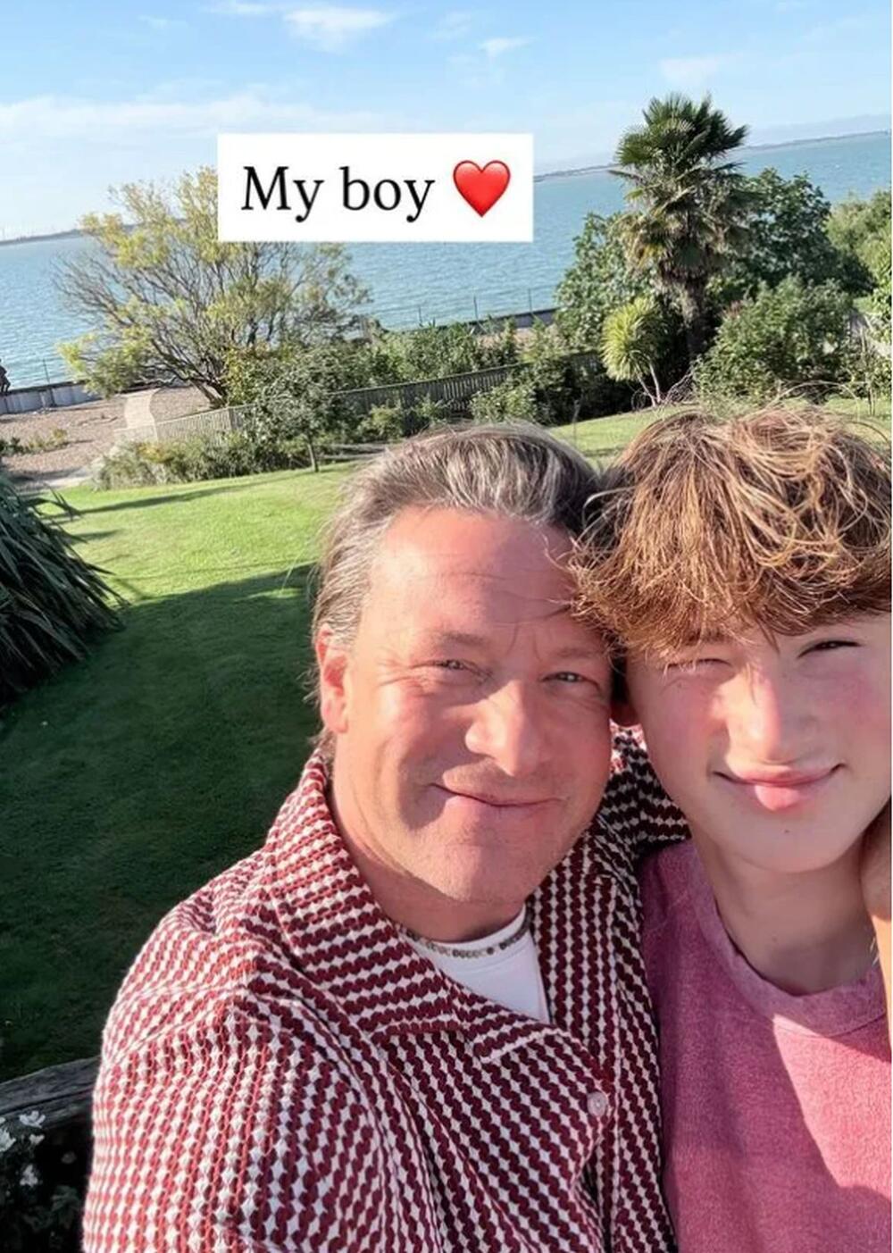 DŽEJMI JE S PONOSOM PREDSTAVIO SVOG SINA 