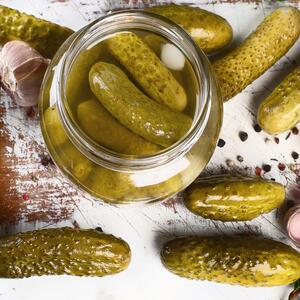 Recept za kisele krastavce sa sirćetom: Najlepši naliv koji će ih održati hrskavim i čvrstim sve do sledećeg septembra