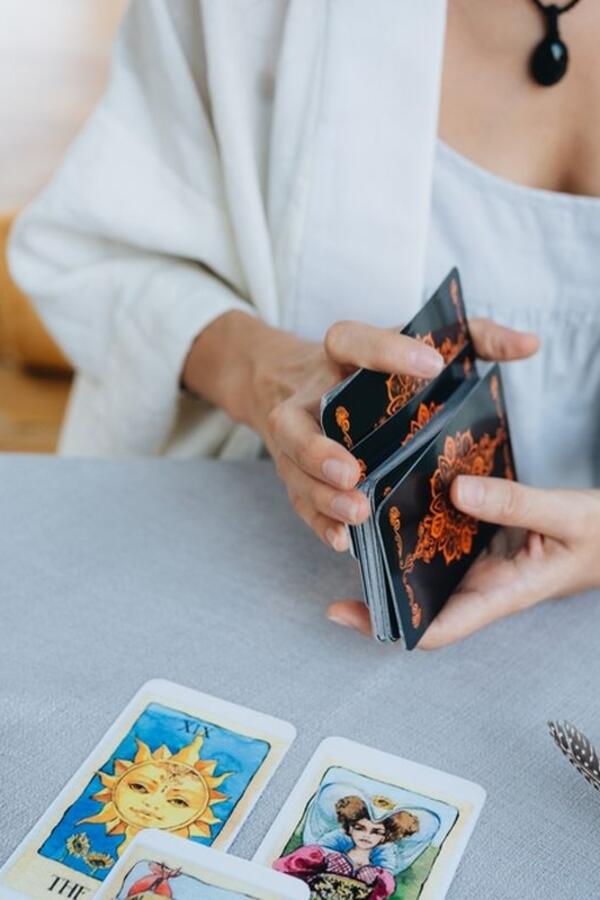 Tarot prognoza za nedelju od 9. do 15. marta: Vreme kontrasta, romantika i nove ideje - šta koga očekuje?