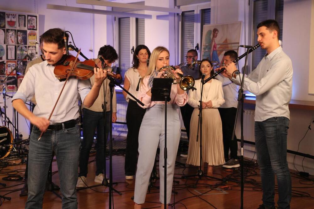 <p>Nakon što je live verzija čuvenog hita <strong>„Niška Banja“</strong> osvojila publiku i zavredila veliku pažnju na YouTube kanalu Orkestra Danijela, sada je stiglo novo muzičko iznenađenje – četvrta numera sa albuma <em>Mačka</em> pod nazivom <strong>„Pita le mome“</strong>.</p>