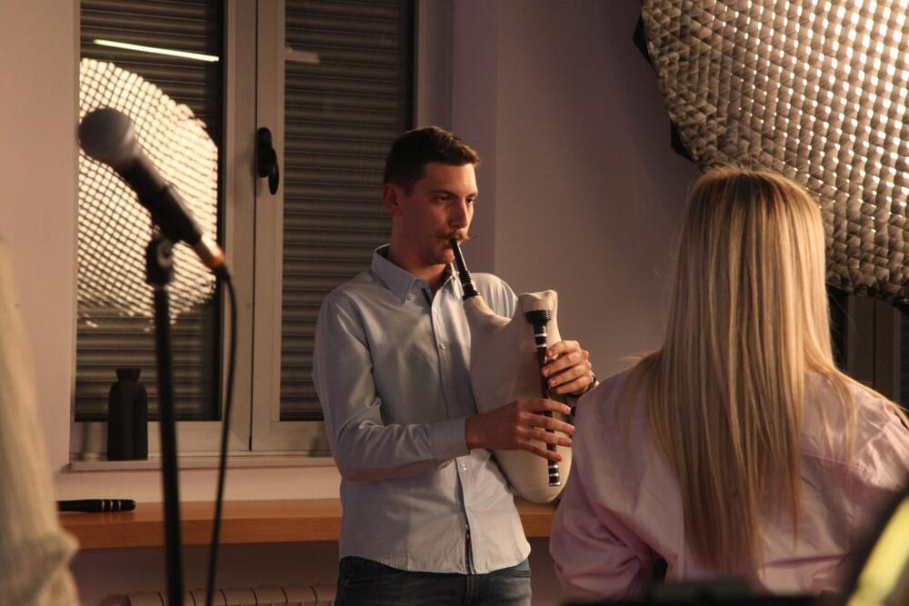 <p>Nakon što je live verzija čuvenog hita <strong>„Niška Banja“</strong> osvojila publiku i zavredila veliku pažnju na YouTube kanalu Orkestra Danijela, sada je stiglo novo muzičko iznenađenje – četvrta numera sa albuma <em>Mačka</em> pod nazivom <strong>„Pita le mome“</strong>.</p>