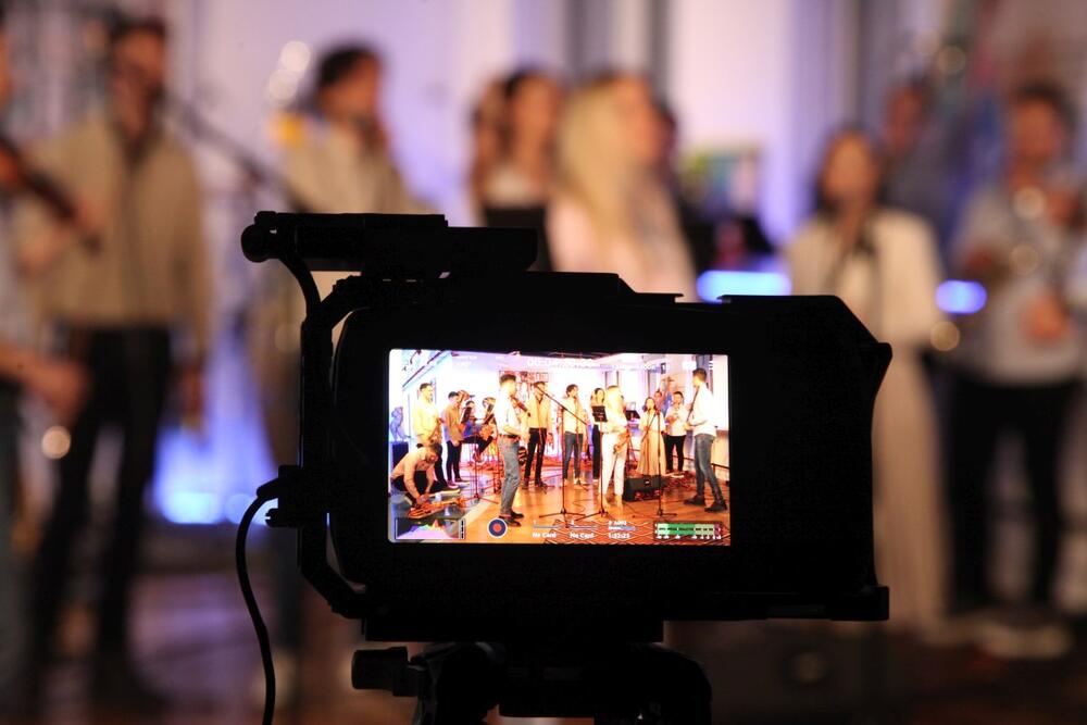 <p>Nakon što je live verzija čuvenog hita <strong>„Niška Banja“</strong> osvojila publiku i zavredila veliku pažnju na YouTube kanalu Orkestra Danijela, sada je stiglo novo muzičko iznenađenje – četvrta numera sa albuma <em>Mačka</em> pod nazivom <strong>„Pita le mome“</strong>.</p>