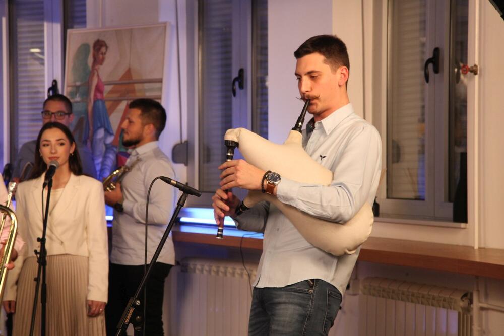 <p>Nakon što je live verzija čuvenog hita <strong>„Niška Banja“</strong> osvojila publiku i zavredila veliku pažnju na YouTube kanalu Orkestra Danijela, sada je stiglo novo muzičko iznenađenje – četvrta numera sa albuma <em>Mačka</em> pod nazivom <strong>„Pita le mome“</strong>.</p>