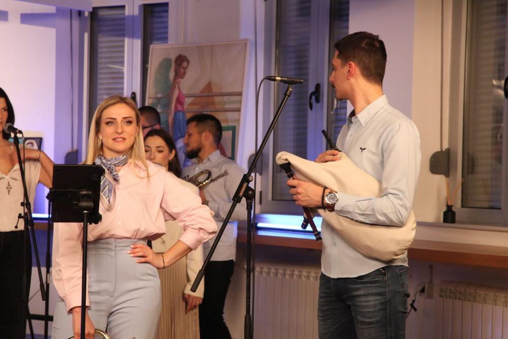 <p>Nakon što je live verzija čuvenog hita <strong>„Niška Banja“</strong> osvojila publiku i zavredila veliku pažnju na YouTube kanalu Orkestra Danijela, sada je stiglo novo muzičko iznenađenje – četvrta numera sa albuma <em>Mačka</em> pod nazivom <strong>„Pita le mome“</strong>.</p>