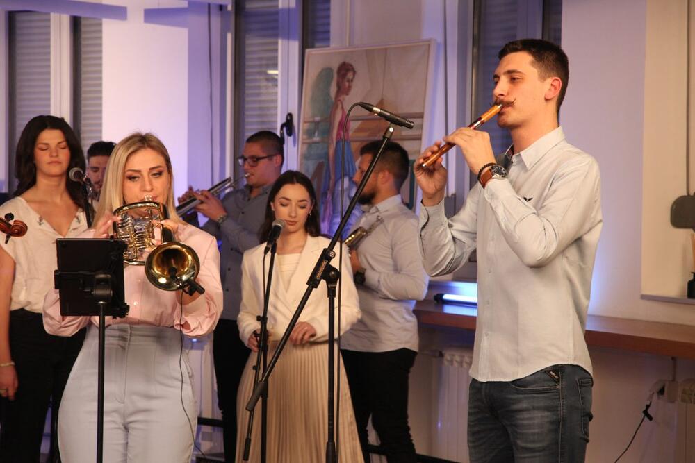 <p>Nakon što je live verzija čuvenog hita <strong>„Niška Banja“</strong> osvojila publiku i zavredila veliku pažnju na YouTube kanalu Orkestra Danijela, sada je stiglo novo muzičko iznenađenje – četvrta numera sa albuma <em>Mačka</em> pod nazivom <strong>„Pita le mome“</strong>.</p>