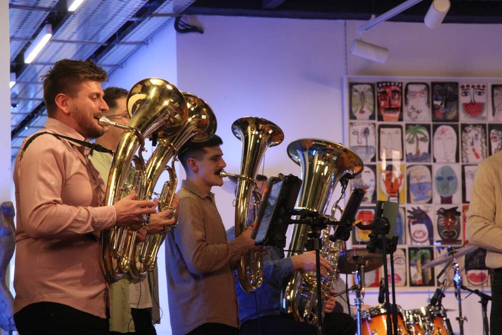 <p>Nakon što je live verzija čuvenog hita <strong>„Niška Banja“</strong> osvojila publiku i zavredila veliku pažnju na YouTube kanalu Orkestra Danijela, sada je stiglo novo muzičko iznenađenje – četvrta numera sa albuma <em>Mačka</em> pod nazivom <strong>„Pita le mome“</strong>.</p>