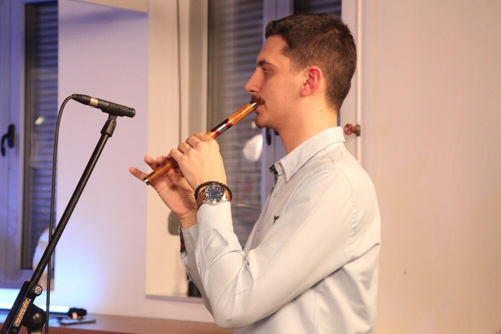 <p>Nakon što je live verzija čuvenog hita <strong>„Niška Banja“</strong> osvojila publiku i zavredila veliku pažnju na YouTube kanalu Orkestra Danijela, sada je stiglo novo muzičko iznenađenje – četvrta numera sa albuma <em>Mačka</em> pod nazivom <strong>„Pita le mome“</strong>.</p>