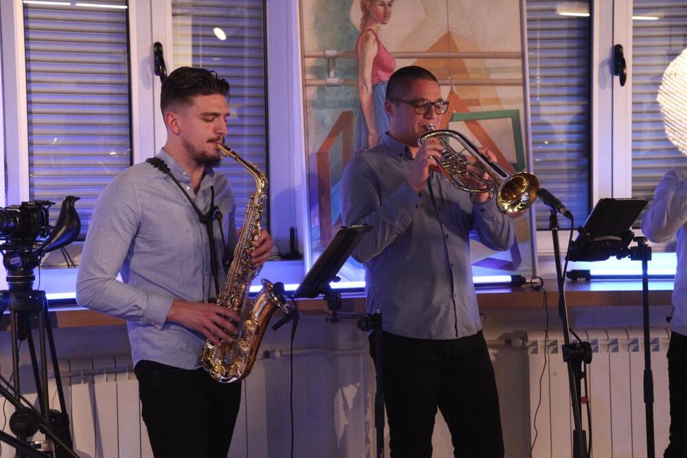 <p>Nakon što je live verzija čuvenog hita <strong>„Niška Banja“</strong> osvojila publiku i zavredila veliku pažnju na YouTube kanalu Orkestra Danijela, sada je stiglo novo muzičko iznenađenje – četvrta numera sa albuma <em>Mačka</em> pod nazivom <strong>„Pita le mome“</strong>.</p>