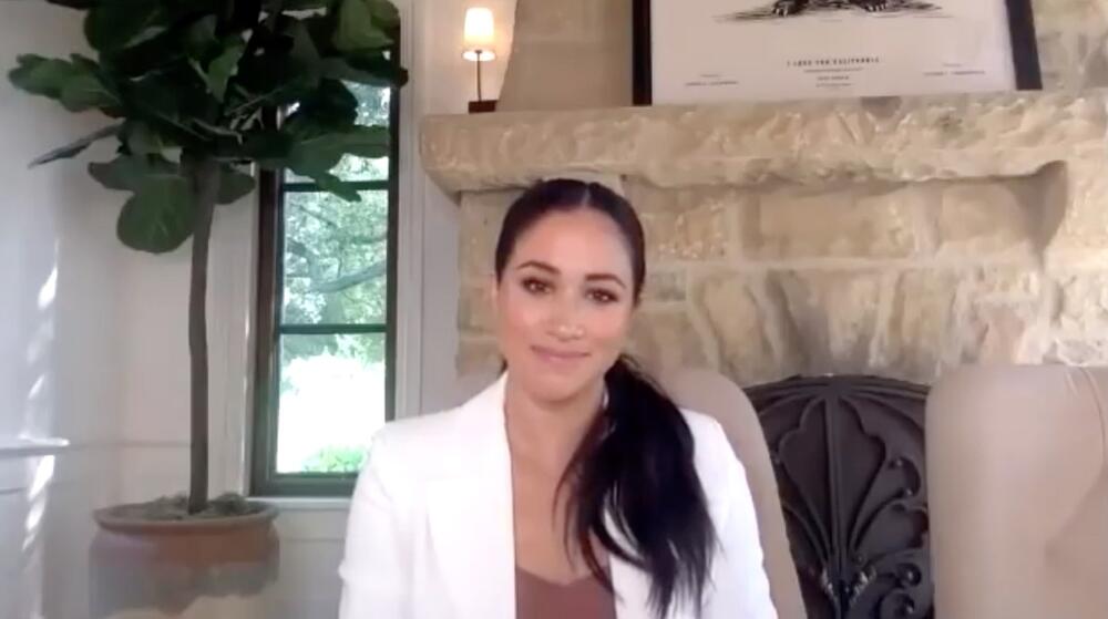 Megan Markl pored kamena drži lirasti fikus (lat. Ficus lyrata)