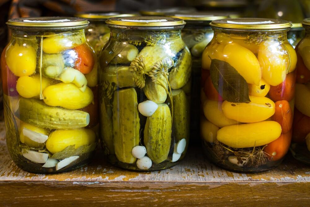 Ukiseljeno povrće za zimnicu, u teglama