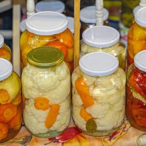 Kako se pravilno pasterizuju tegle i flaše sa zimnicom? Ako želite da vam ajvar traje dugo, ne preskačite ove korake