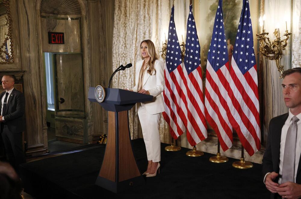 MELANIJA JE PLENILA PAŽNJU SAVRŠENO SKROJENIM BELIM ODELOM