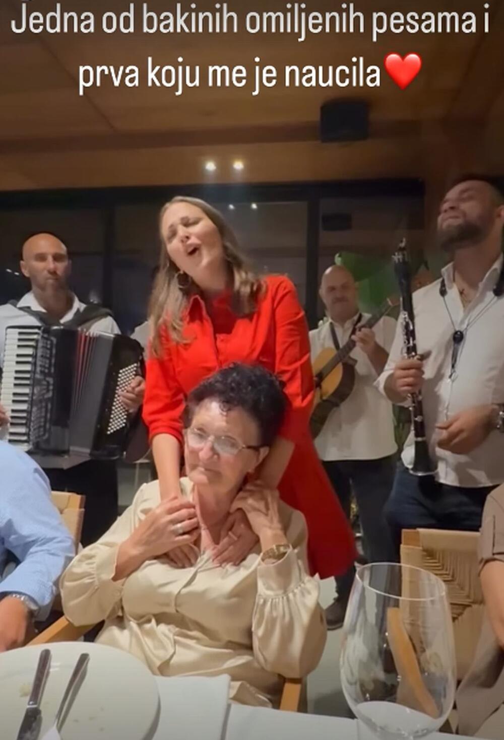 Aleksandra Prijović i njena baka na proslavi 30. rođendana