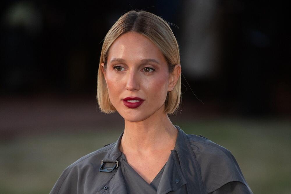 Grčka princeza Marija-Olimpija u sivom trenču oduševila London