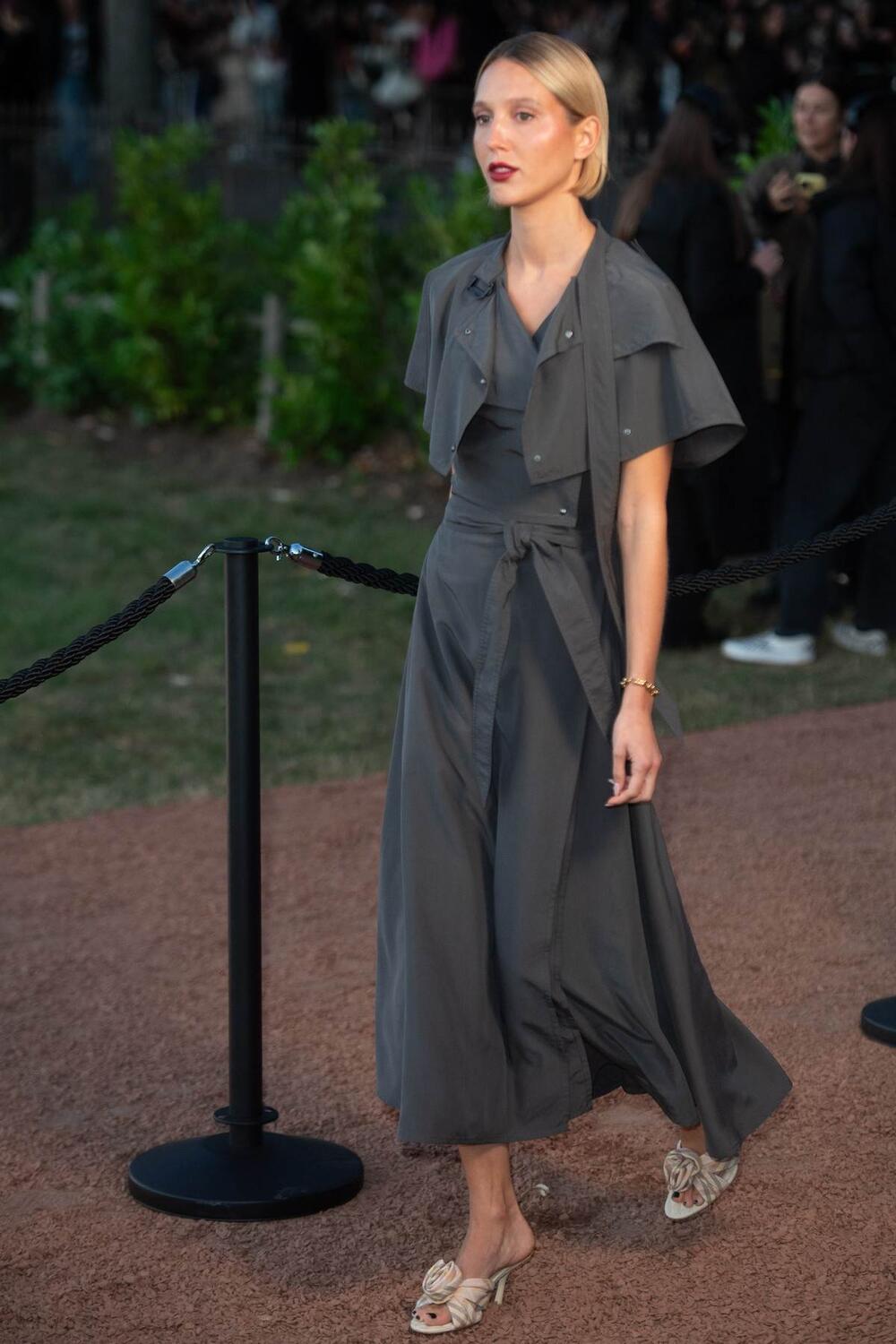 <p>Princeza Marija-Olimpija od Grčke i Danske u sivom trenču ukrala sve poglede u Londonu.</p>