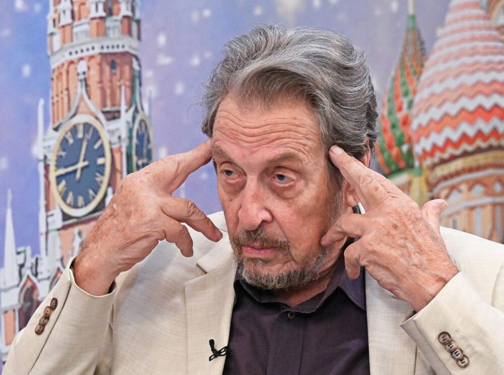 OTAC ILONA MASKA OPTUŽEN  ZA SEKUSALNO ZLOSTAVLJANJE