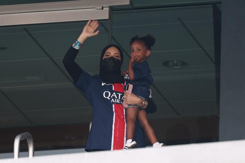 Rima Edbuš, žena Usmana Dembelea, s njihovom ćerkom