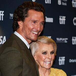 "Vidiš li šta ti mama radi?", pitali su ga: Metju Mekonahi je čak 8 godina majku držao na distanci iz bolnog razloga