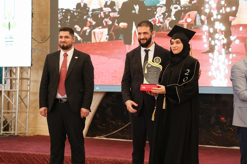 Latifi el Drubi, prvoj dami Sirije, diplomu je uručio muž Ahmed el Šara