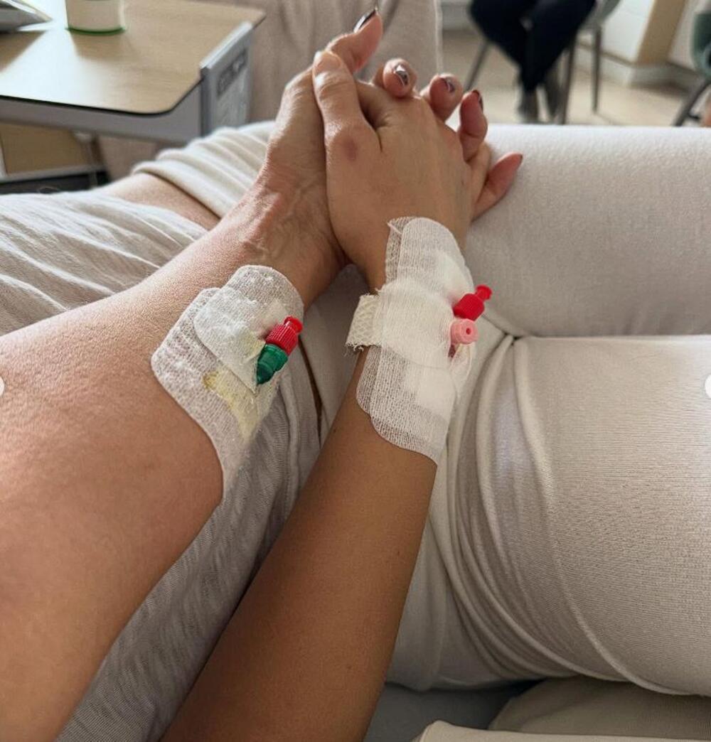 Fotografije Bele Hadid iz bolnice, gde je bila zbog "hronične lajmske bolesti"