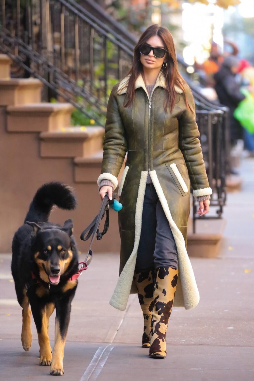 Emili Ratajkovski u čizmama do kolena s kravljim printom