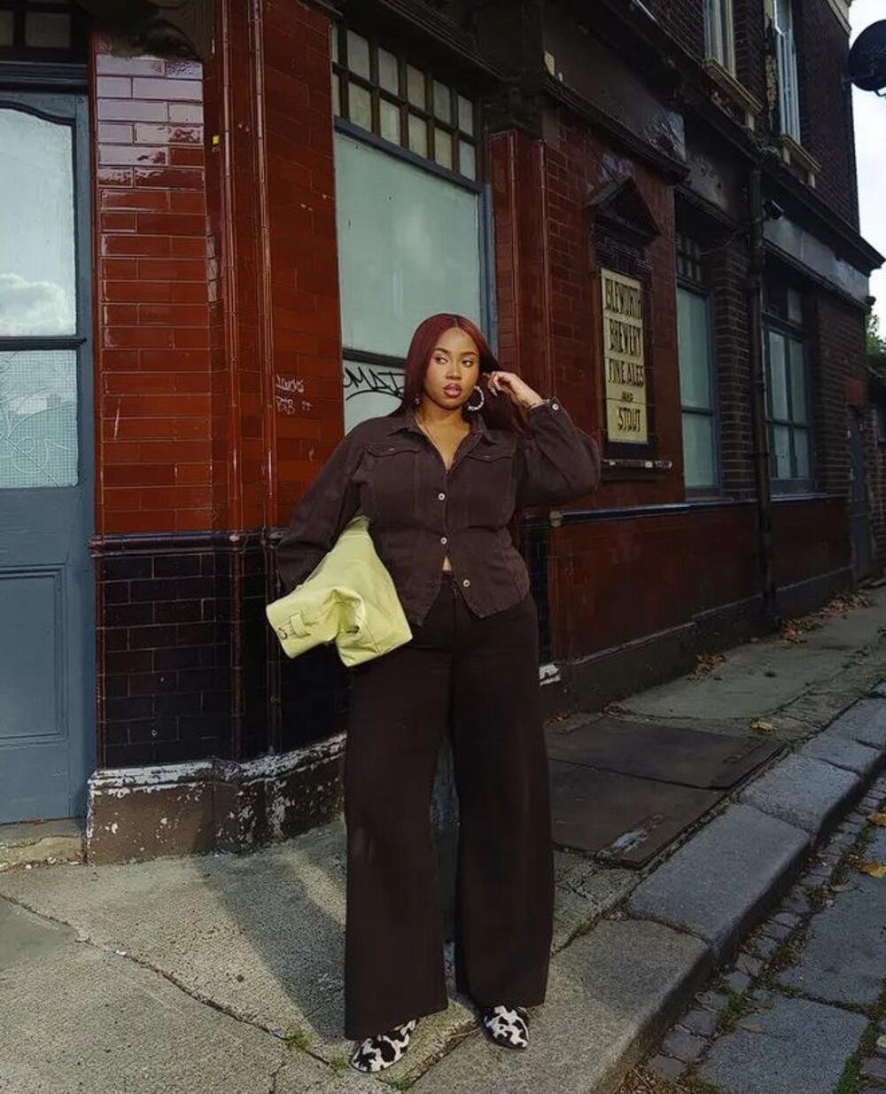 Obuća s kravljim printom je najmodernija za jesen 2025.