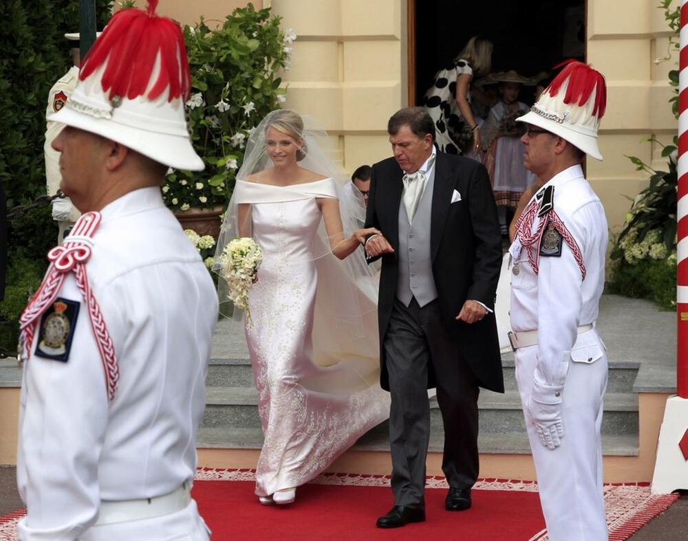 <p>Jednostavna venčanica otkrivala je ramena i sadržala je 40.000 Svarovski kristala, 20.000 sedefastih bisera i 30.000 zlatnih kamenčića.</p>