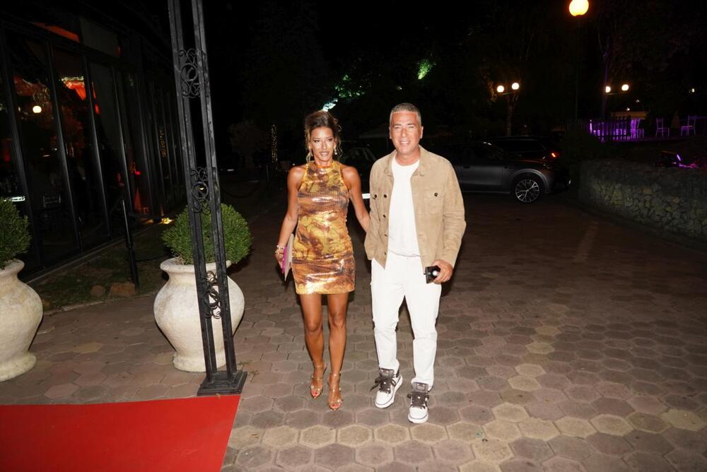 <p>Voditeljka Jovana Joksimović i njen suprug Željko na proslavi 18. rođendana Vuka, sina estradnog menadžera Baneta Obradovića.</p>