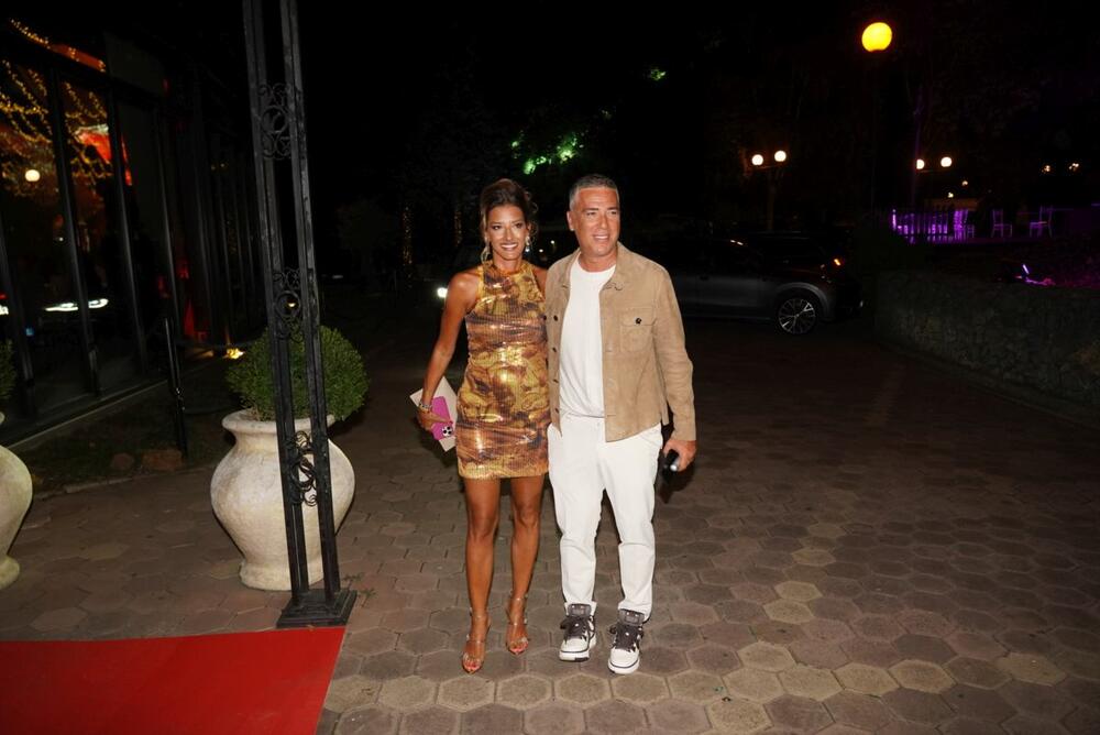 <p>Voditeljka Jovana Joksimović i njen suprug Željko na proslavi 18. rođendana Vuka, sina estradnog menadžera Baneta Obradovića.</p>