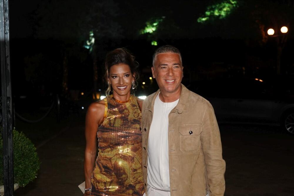 <p>Voditeljka Jovana Joksimović i njen suprug Željko na proslavi 18. rođendana Vuka, sina estradnog menadžera Baneta Obradovića.</p>