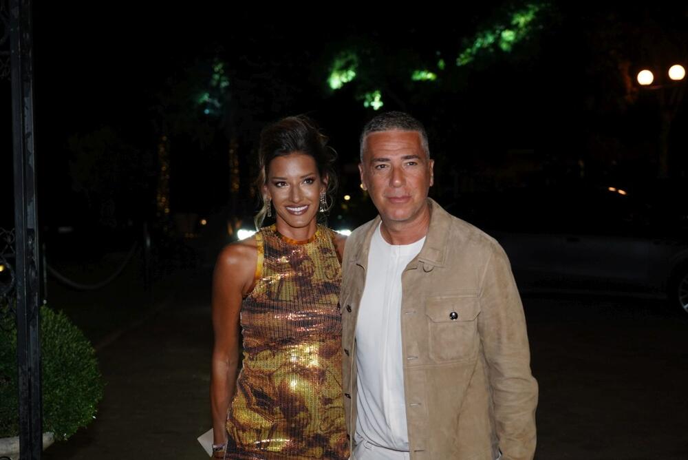 <p>Voditeljka Jovana Joksimović i njen suprug Željko na proslavi 18. rođendana Vuka, sina estradnog menadžera Baneta Obradovića.</p>