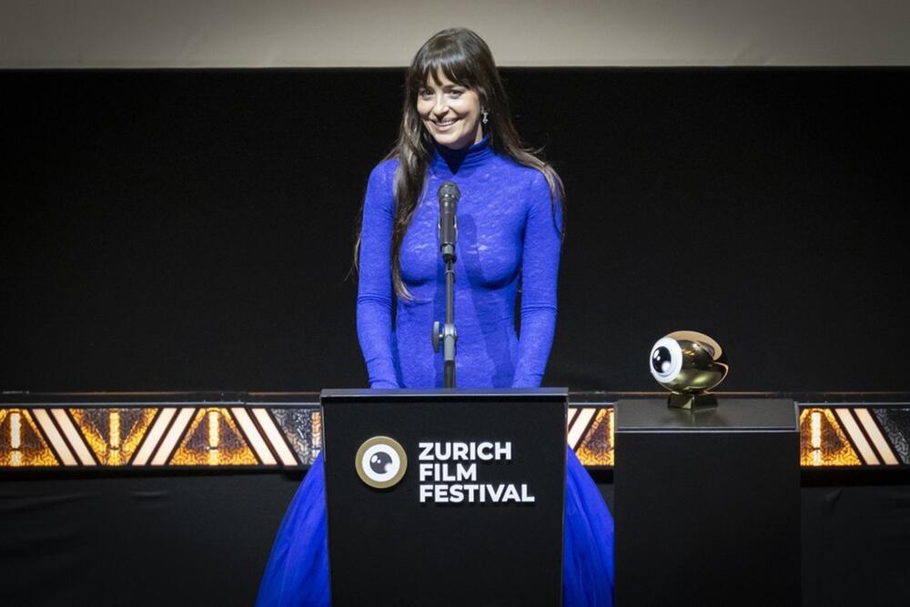 <p>Glumica Dakota Džonson postaje kraljica "golih" haljina. Da li je ova nadmašila sve prethodne?</p>